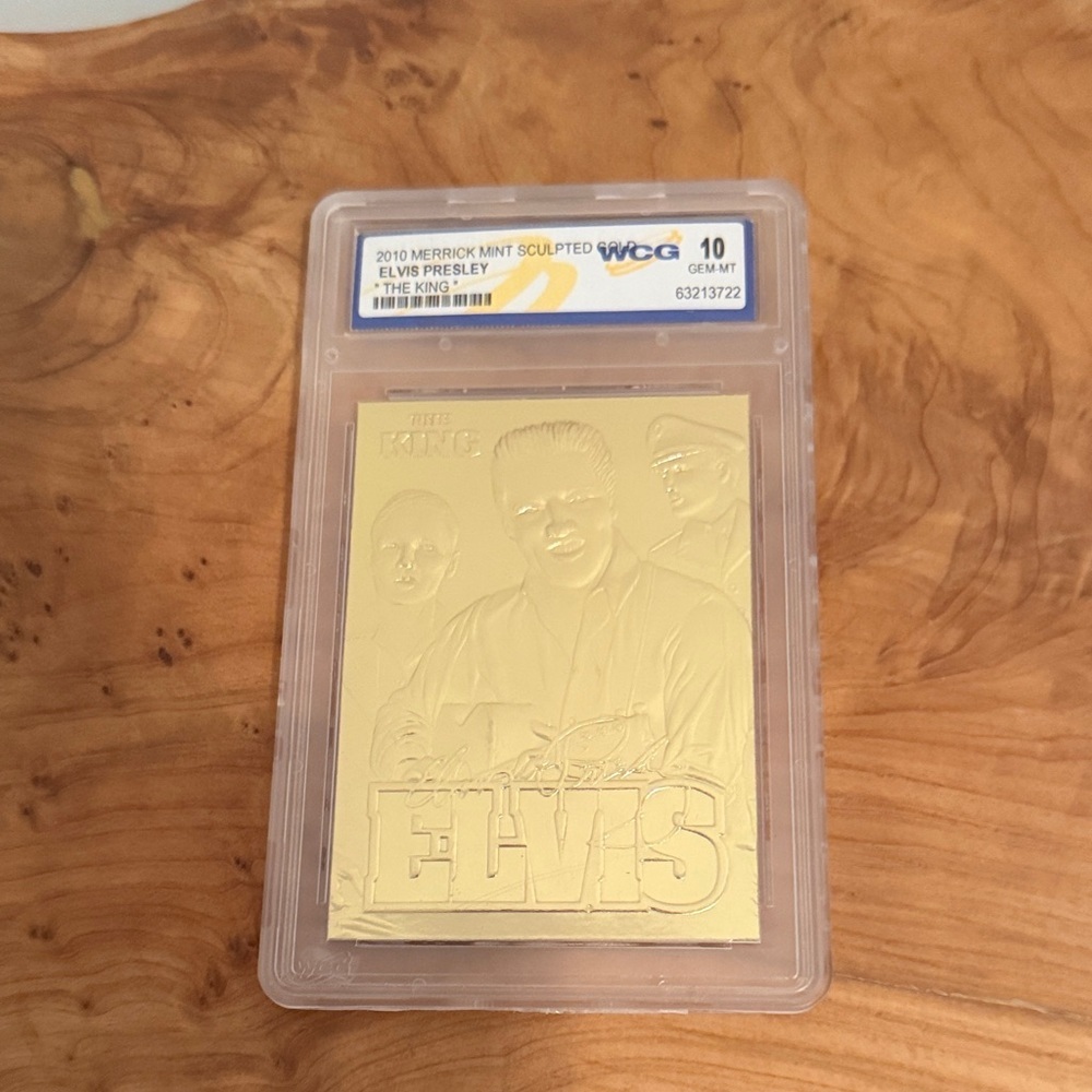NWOT Elvis Presley “The King” Gold Sculpted Card